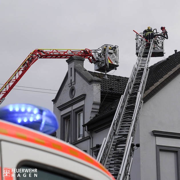 FW Hagen: Brand in einer Dachgeschosswohnung, eine Person verstorben.