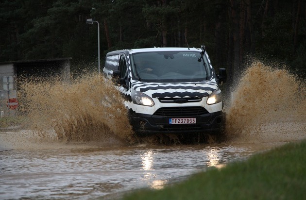 Ford-Werke GmbH: Test-Torturen für den neuen Transit Custom: Wie Ford die Belastungen von zehn Einsatzjahren in 180 Tagen simuliert (BILD)