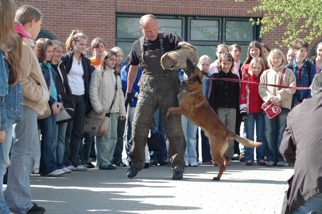 POL-GOE: (306/2005) 59 Mädchen beim Girls Day 2005 - Polizei ist toll