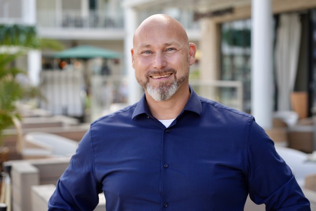 Wirtschaftsminister Claus Ruhe Madsen zeichnet schleswig-holsteinische Business Angels Matthias Damerow und Axel Niesing aus