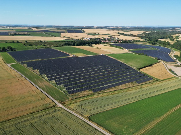 Feierliche Inbetriebnahme des Solarparks Darstadt im Landkreis Würzburg durch MaxSolar GmbH - 70 Megawatt saubere Energie