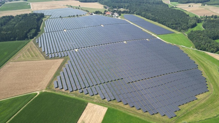 76-MWp-Solargroßpark im Landkreis Donau-Ries stärkt regionale Energieversorgung und Infrastruktur. 126.672 Module. Keine EEG-Förderung. Rund 76 MWp installierte Leistung.