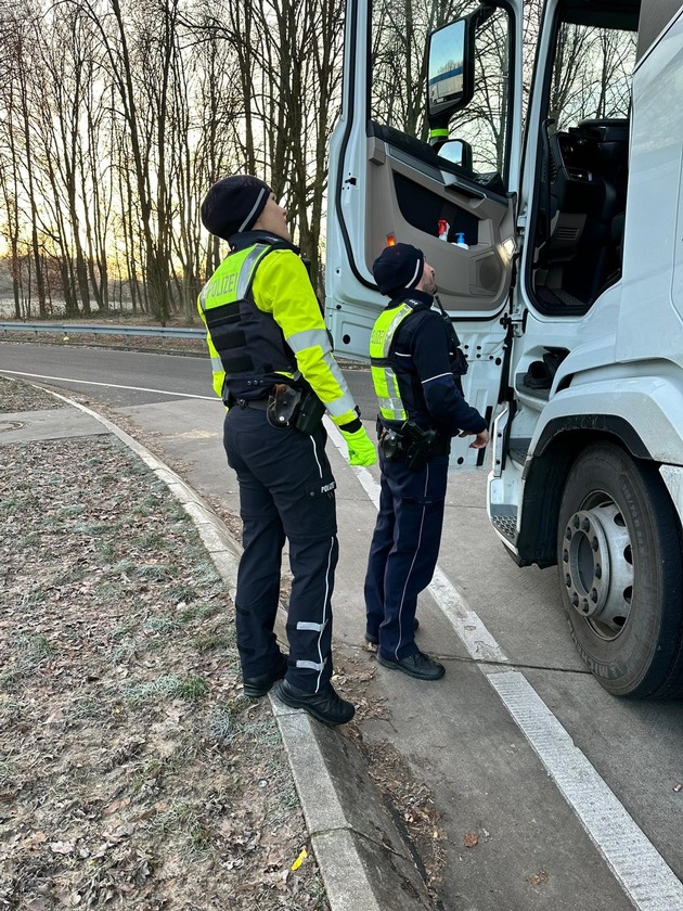 POL-DO: Gefahr von oben: Polizei Dortmund klärt über Risiken von Eisplatten auf Fahrzeugen auf - Vorsicht bei winterlichem Wetter