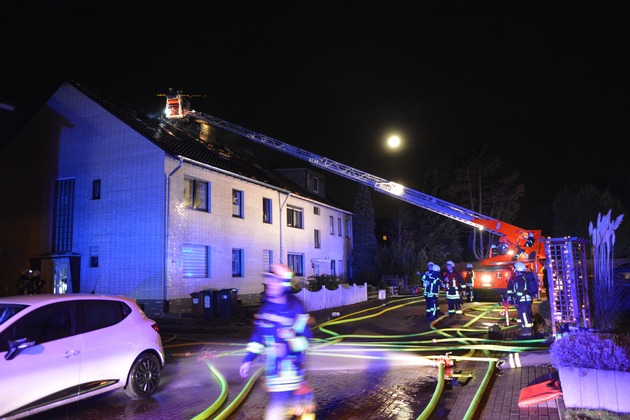 FW-MH: Brand von zwei Dachstühlen sorgt für Großalarm der Feuerwehr Mülheim.