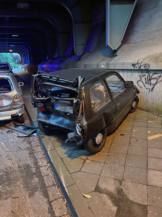 POL-ME: Alkoholisiert von der Fahrbahn abgekommen - fünf Fahrzeuge beschädigt - Hilden - 2206024