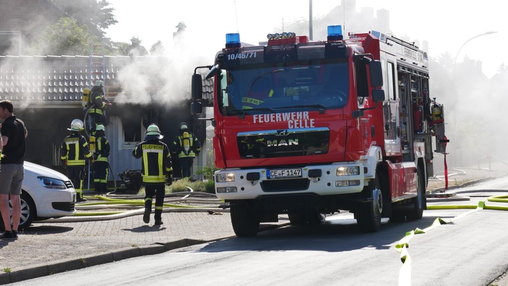 FW Celle: Brennt Holzschuppen - Feuerwehr verhindert Brandausbreitung!