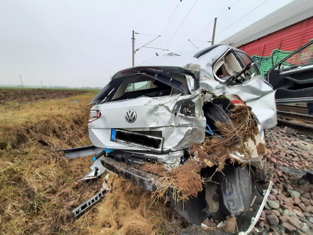 BPOL-H: Auf dem Bahnübergang: Auto kollidiert mit Güterzug