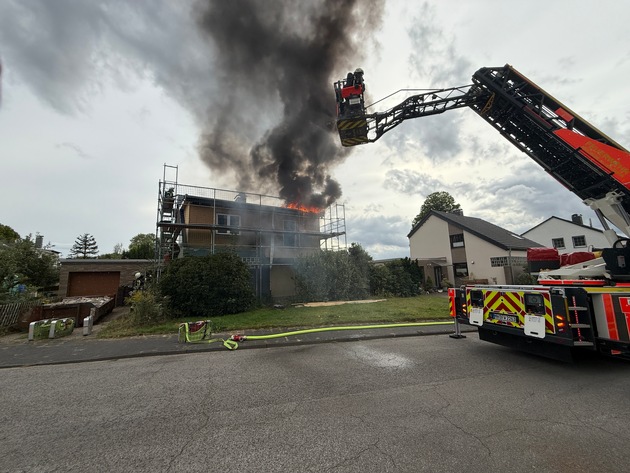 FW-MH: Dachstuhlbrand in Mülheim-Heißen