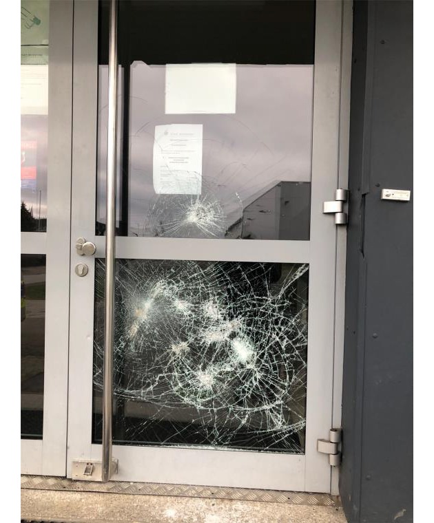 POL-MK: Sachbeschädigungen: Fenster der Hönnequellschule zerdeppert