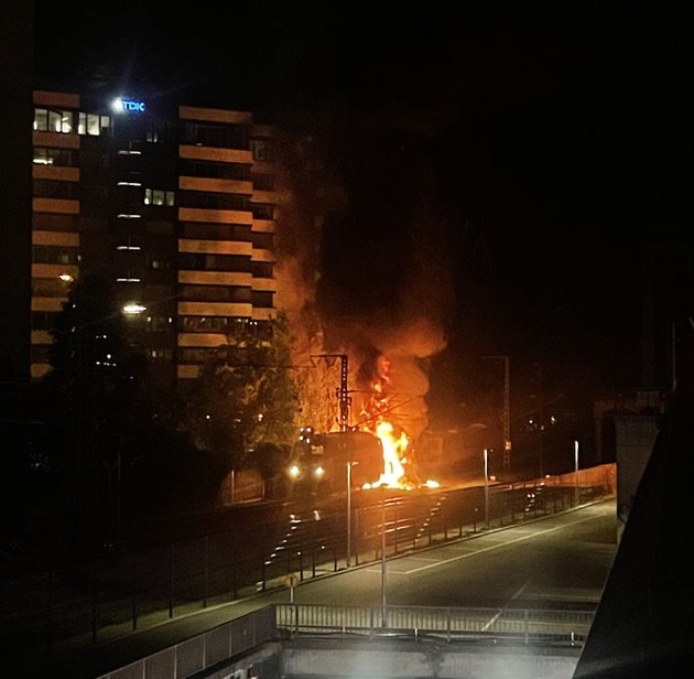 Bundespolizeidirektion München: Brand an Bauzug / Sehr hoher Sachschaden