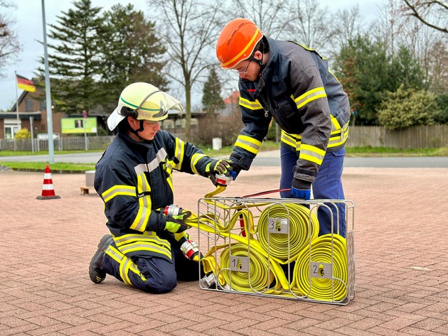 FW Hünxe: 13 neu ausgebildete Einsatzkräfte für die Feuerwehren Hünxe und Schermbeck