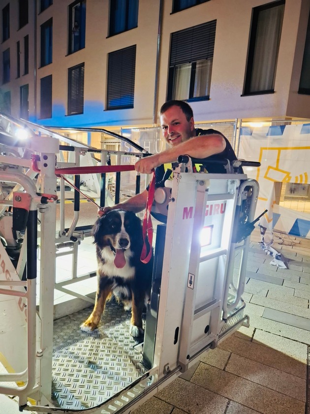 FW Böblingen: Die Feuerwehr Böblingen wurde am späten Samstagabend zu einer eher ungewöhnlichen Tierrettung alarmiert.