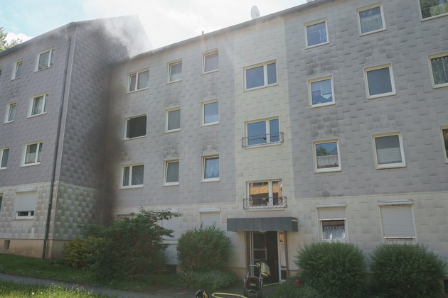 FW Menden: Großalarm für die Feuerwehr - Kellerbrand in einem Mehrfamilienhaus