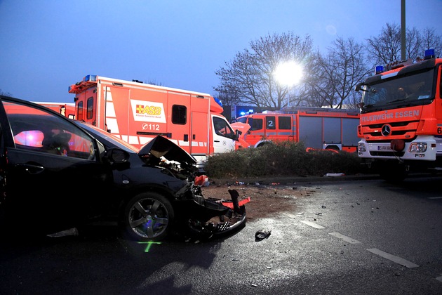 FW-E: Verkehrsunfall mit PKW und Rettungswagen, vier Schwerverletzte