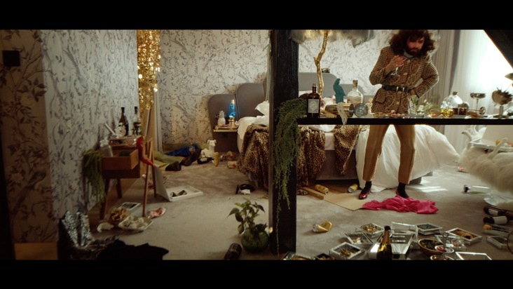 Conchita Wurst veröffentlicht “CAR (IDHLARGT)” und dazu gehöriges Pop-Musikvideo