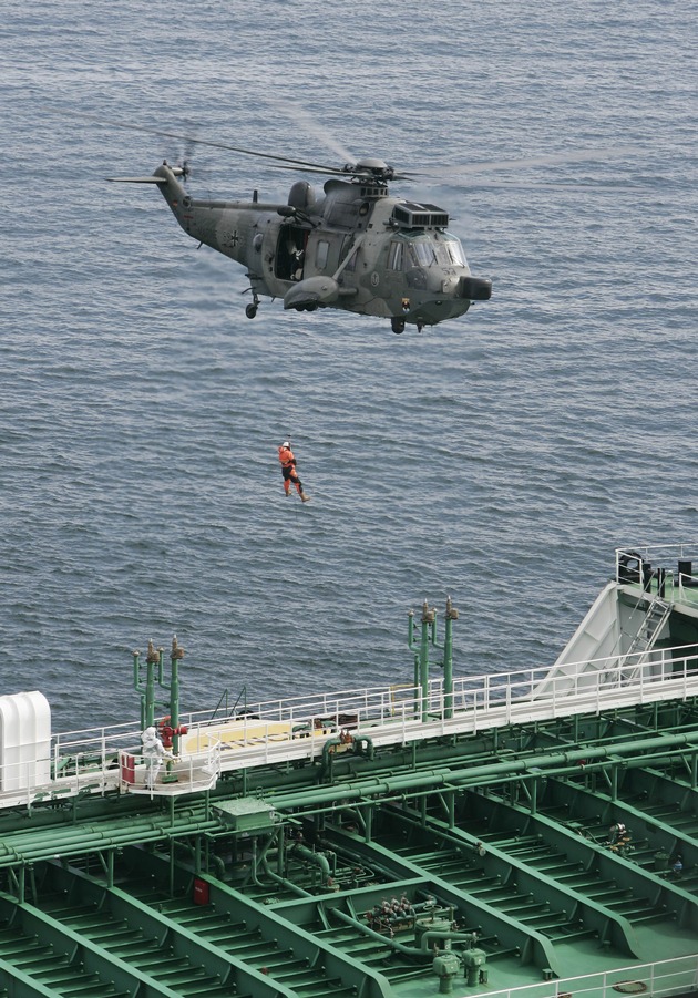 BP setzt auf sicheren Öltransport / Ölbekämpfungs- und Notschleppübung mit BP-Öltanker auf der Ostsee