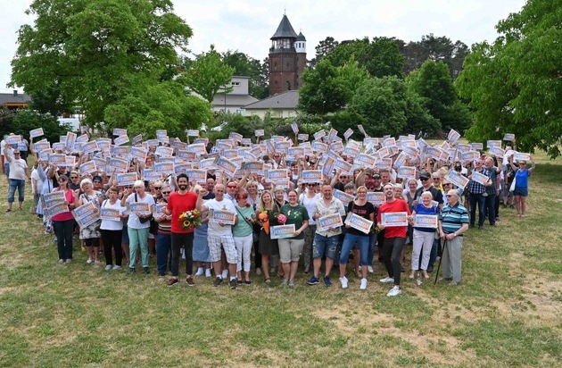 Deutsche Postcode Lotterie: Postcode Lotterie-Monatsgewinn geht nach Königs Wusterhausen: 528 Gewinner*innen freuen sich über 1,4 Millionen Euro