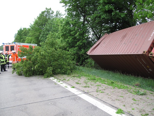 POL-HI: Betrunkener Sattelzugführer verunfallt auf der A7 ; Vollsperrung für mehrere Stunden