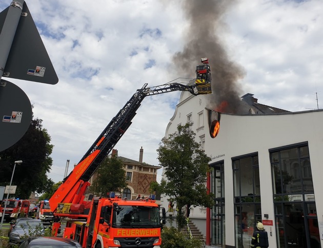 FW-MH: Verkehrsunfall in Mülheim-Saarn und Gebäudebrand in der Friedrichstraße