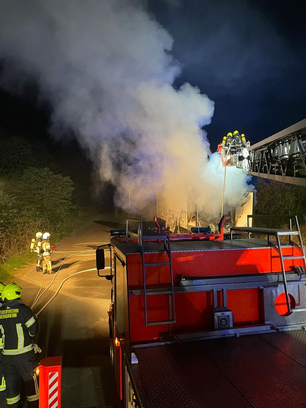 FW Bergheim: LKW brennt an der Landstraße 93 in Bergheim Teleskoplader unterstützt Löscharbeiten
