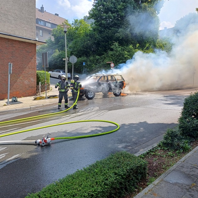 FW-EN: Wetter - Unterstützung Rettungsdienst am Sonntag und Fahrzeugbrand am Montag