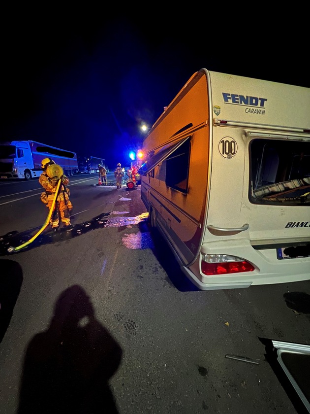 FW Ratingen: Brennender Wohnwagen in den Abendstunden