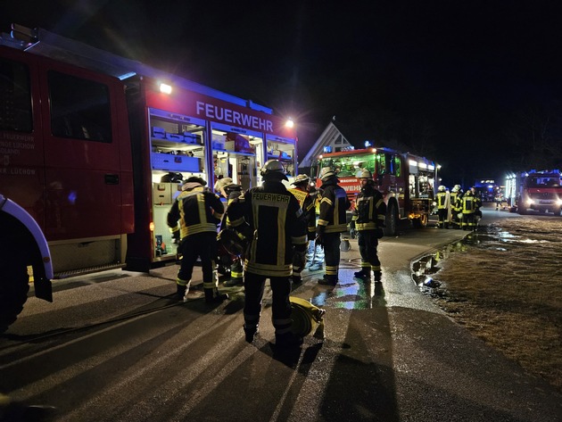 FW Lüchow-Dannenberg: +++ Dachstuhlbrand in Bösel (Lk. Lüchow-Dannenberg) +++ über 140 Einsatzkräfte im Einsatz +++ Photovoltaikanlage erschwert Löscharbeiten +++