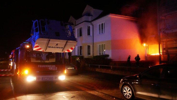 FW Celle: Zimmerbrand in voller Ausdehnung, drohender Flammenüberschlag ins Obergeschoss, 15 betroffene Personen - Feuerwehr und Rettungsdienst waren am Mittwochabend im Einsatz!