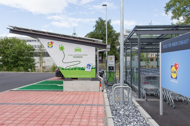 Bornes de recharge pour voitures électriques : Lidl Suisse franchit le cap des 200 000 recharges / Le nombre de processus de chargement et de bornes de recharge a augmenté de façon constante