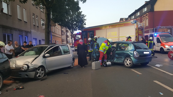 FW-RE: Verkehrsunfall mit drei verletzten Personen