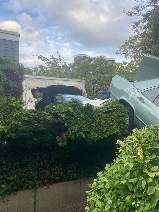 POL-ME: Kurioser Unfall: Auto durch Garagenwand geschoben - 2509019