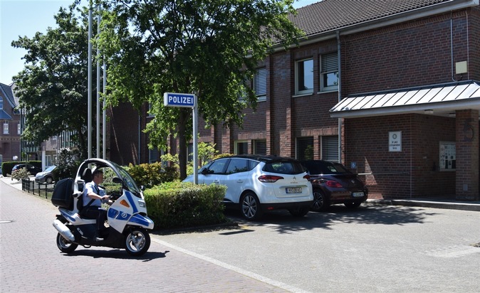 POL-VIE: Nettetal-Kaldenkirchen: Nettetaler Polizisten machen BMW C1-Roller wieder flott - Fotoberichterstattung