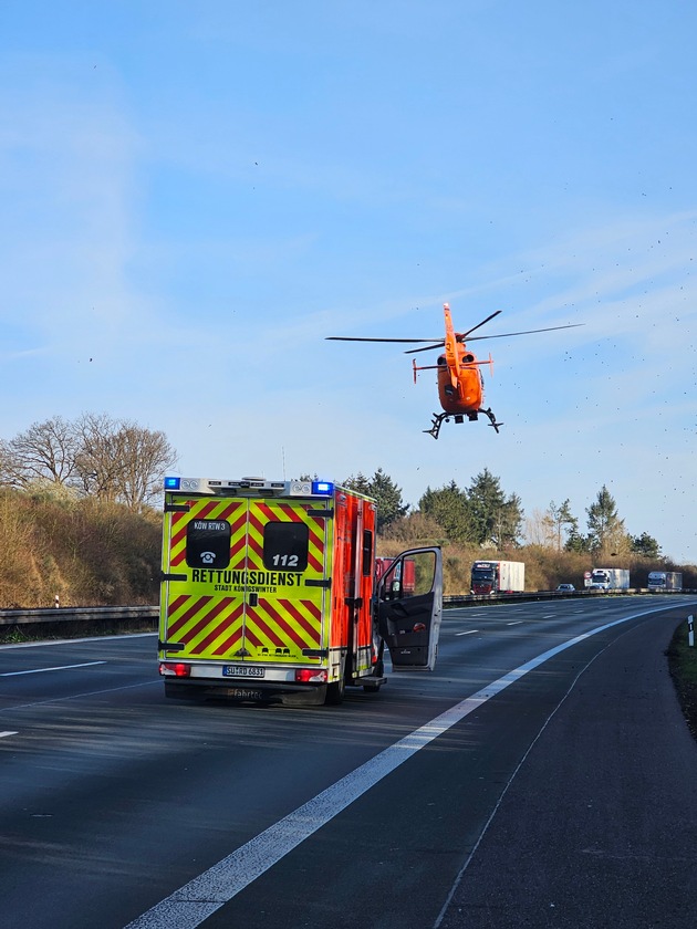 FW Königswinter: Zwei Schwerstverletzte nach Verkehrsunfall auf Autobahn A3 - Feuerwehr rettet eingeklemmten Fahrer