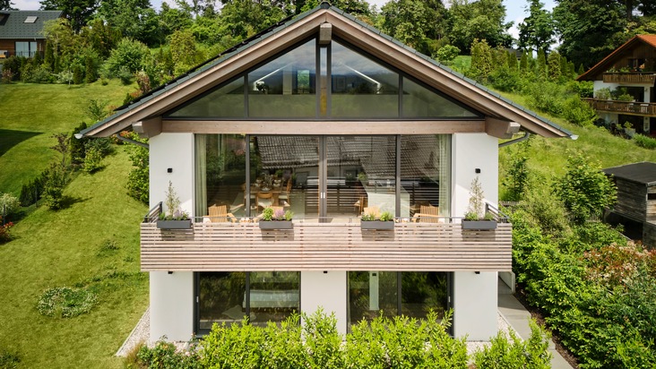 Bank-Azubi räumt ab: 21-Jähriger gewinnt 2,8-Millionen-Euro-Luxusvilla in Bayern - für nur 25 Euro