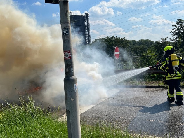 FW-OB: Brennender PKW in der Ausfahrt der Autobahn A42