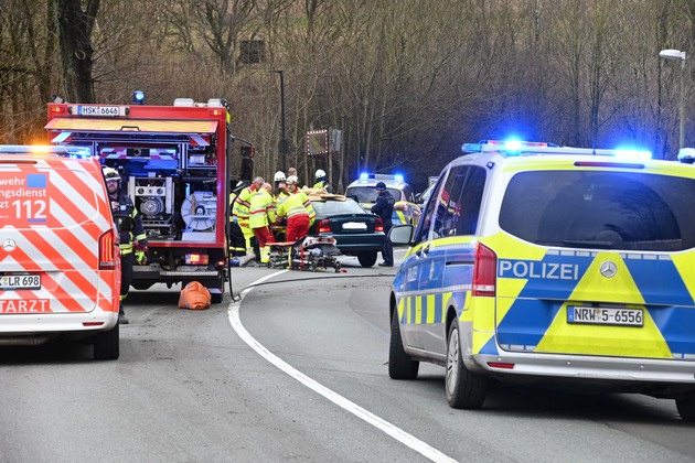 FF Olsberg: Unfall bei Antfeld - Bundesstraße voll gesperrt