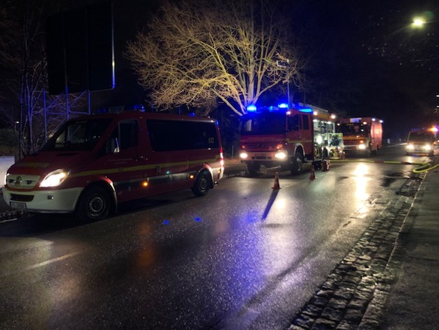 FW-PI: Schenfeld: Feuerwehr Schenefeld löscht brennende Gartenlaube