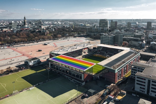 FC St. Pauli und LichtBlick installieren weltweit erste Solaranlage in Regenbogenfarben