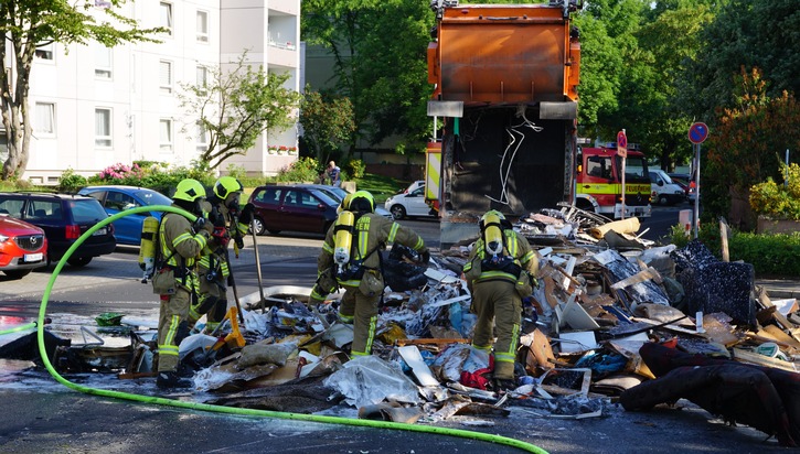 FW Ratingen: Brand in Müllwagen - Personal reagiert goldrichtig (bebildert)