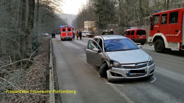 FW-PL: Verkehrsunfall, brennt Gartenhütte , Ölspur, hilflose Person hinter Tür