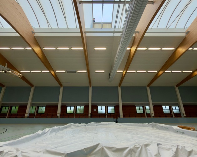 FW-OLL: Regenwasser dringt durch beschädigte Dachluke - Feuerwehr verhindert größeren Schaden an Sporthalle