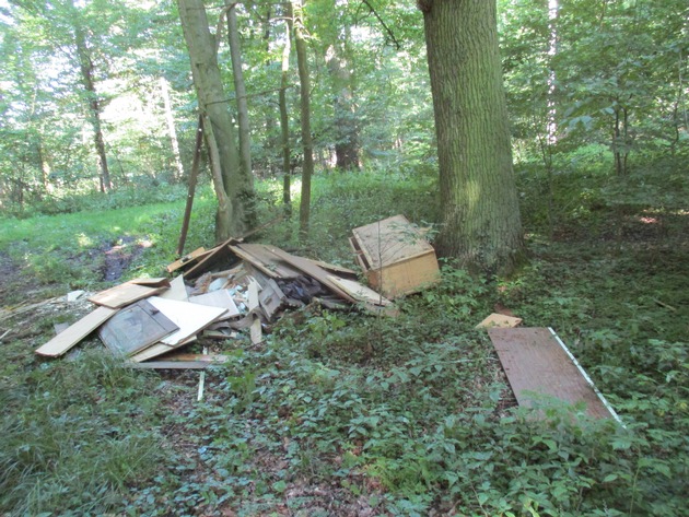 POL-NI: Stadthagen-Unerlaubt Müll im Wald entsorgt