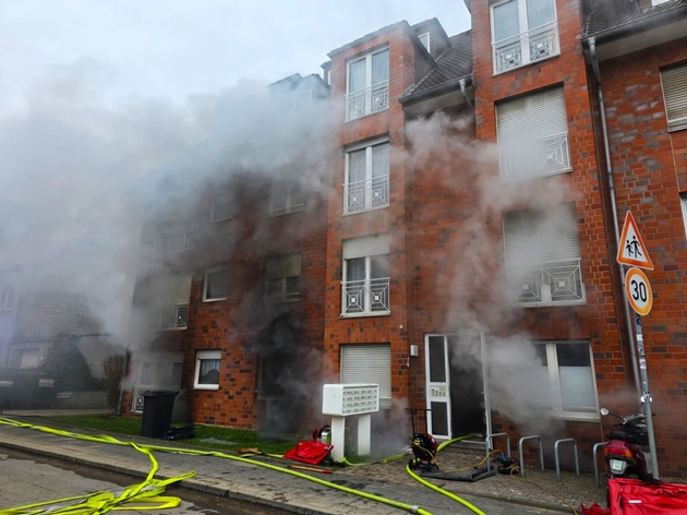 FW Grevenbroich: 30 Personen bei Kellerbrand aus Wohnhaus in Grevenbroich gerettet / Vollalarm f&uuml;r die Feuerwehr - Zweiter Brand im Haus binnen elf Tagen