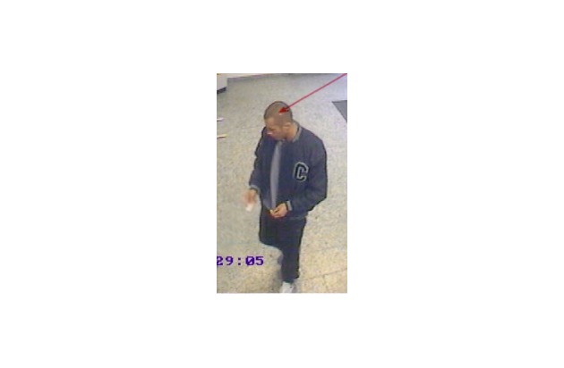 POL-GOE: (100/2006) Mit gestohlener Scheckkarte Geld abgehoben - Polizei fahndet mit Bilder aus Überwachungskamera