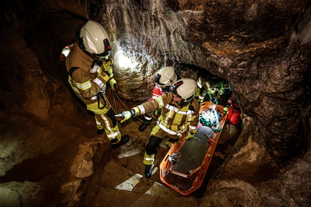 FW-MK: Feuerwehr übt in der Dechenhöhle