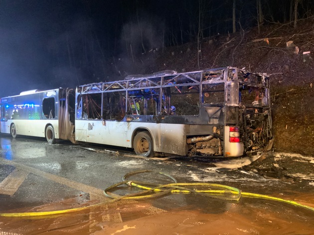FW Ratingen: Brennender Linienbus verursacht Vollsperrung der A3, keine Verletzten