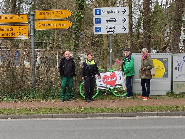 POL-VER: ++ Gemeinsame Aktion von Verkehrswacht Osterholz und Polizeiinspektion Verden/Osterholz: Grüne Fahrräder am Straßenrand ++
