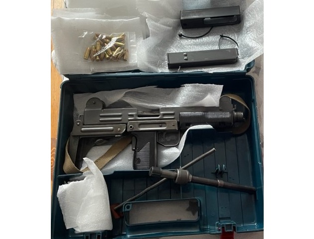 ZOLL-F: Maschinenpistole in Werkzeugkoffer versteckt - Zollfahnder stellen mehrere Waffen und Munition sicher