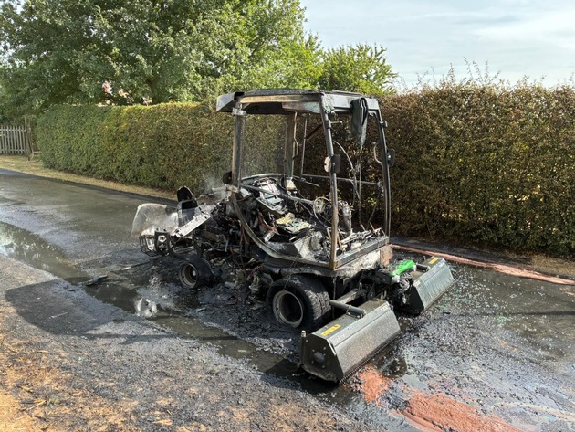 FW-KLE: Fahrbarer Rasenmäher in Brand geraten - Feuerwehr verhindert Ausbreitung