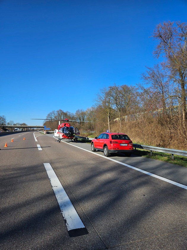 FW Weinheim: Tödlicher Verkehrsunfall auf der A5 bei Hemsbach - Rettungshubschrauber und MIC im Einsatz.